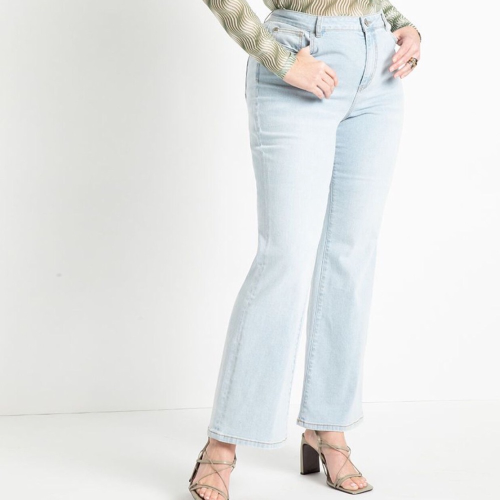 NWT ELOQUII High Rise Flare Leg Jeans in Light Wash, Size 16